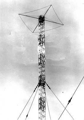 Antenn med toppspröt för injustering av våglängden 981 kHz / Sändarens täckningsområde