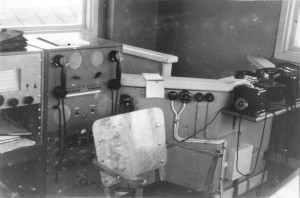 Manöverpanel för kortvågstelefoni 6440 KHz, under sitter en Hammarlund HQ-129X 16  